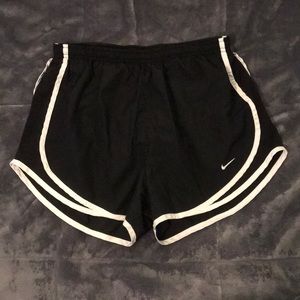 Nike women’s dri-fit Medium Tempo shorts
